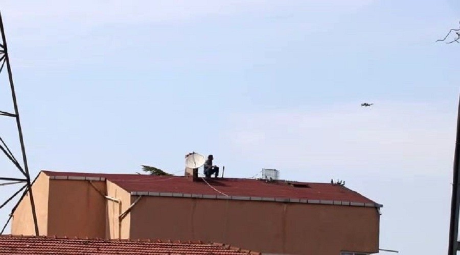 Çatıda polis dronesine yakalandı