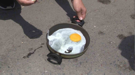 Çekmeköy'de güneşin altında ısınan tavada yumurta pişirdiler