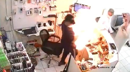Cep telefonu bataryası bomba gibi patladı