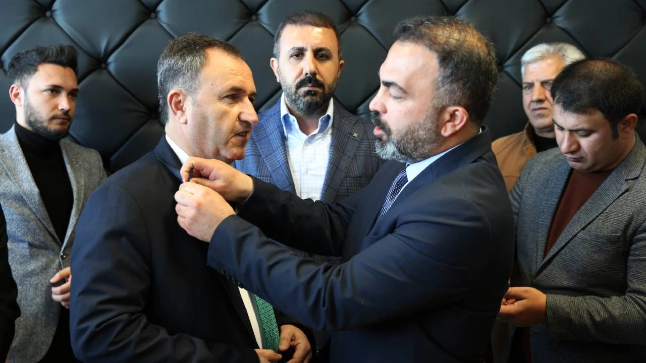 CHP Bitlis Belediye Başkan adayı istifa edip AK Parti'ye katıldı: Erdoğan'ın emrinde olacağız