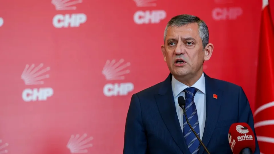 CHP Genel Merkezi'nde tahliye gerginli�i. �zg�r �zel: Buradan ��kmayaca��z