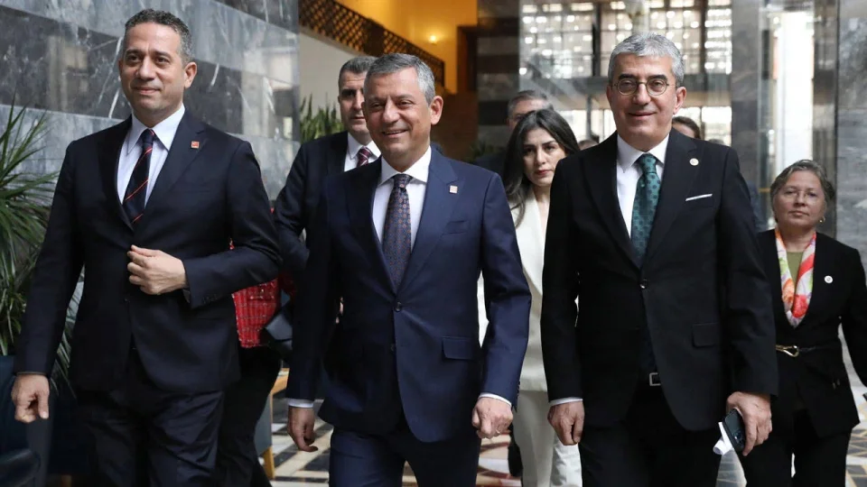 CHP Grup Ba�kanvekillerinin isimleri odalar�ndan ��kar�ld� 