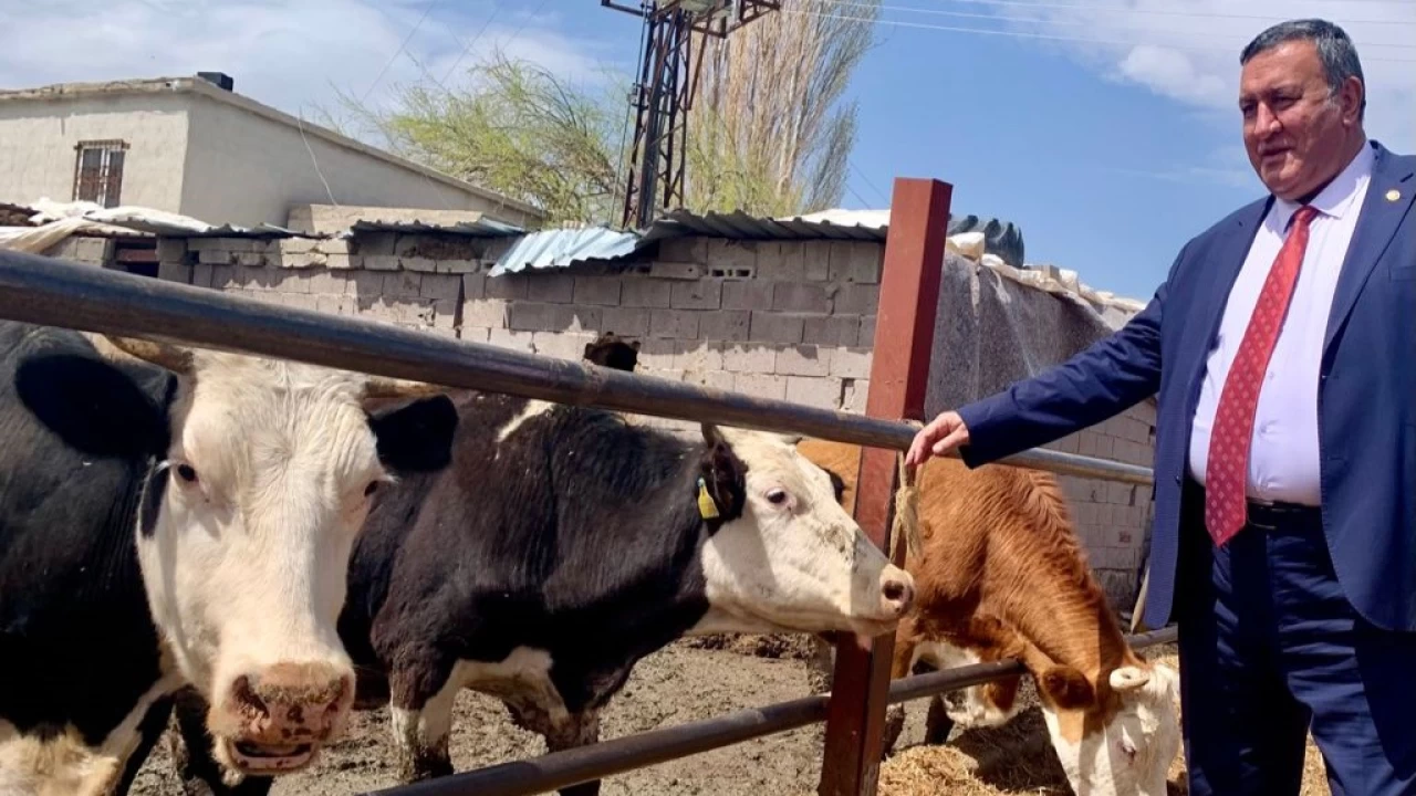 CHP Niğde Milletvekili Ömer Fethi Gürer, tarımda yaşanan plansızlık ve öngörüsüzlüğün hayvancılık ve bitkisel üretimde ciddi sorunlara yol açtığını belirtti