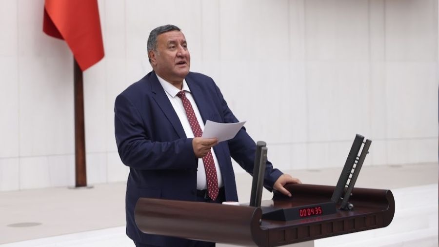 CHP'li vekil Gürer, AKP’nin 2008'de aylık bağlama oranını yüzde 70'ten yüzde 30'a düşürerek emekliyi daha düşük maaşa mahkum ettiğini belirtti.