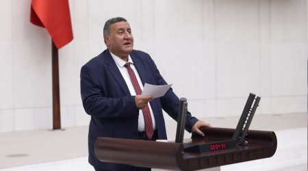 CHP'li vekil Gürer, AKP’nin 2008'de aylık bağlama oranını yüzde 70'ten yüzde 30'a düşürerek emekliyi daha düşük maaşa mahkum ettiğini belirtti.