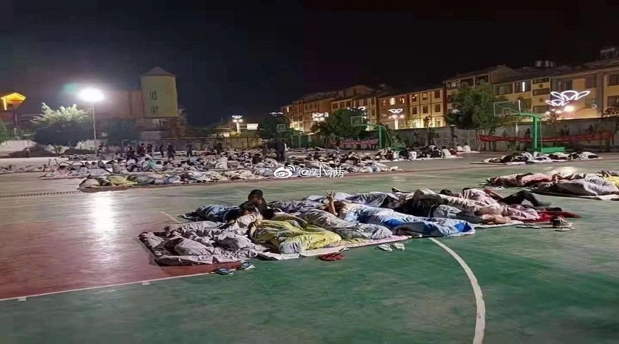 �inliler sokakta yatt�