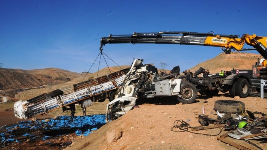 Cizre'de kömür yüklü tır devrildi