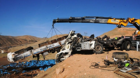 Cizre'de kömür yüklü tır devrildi