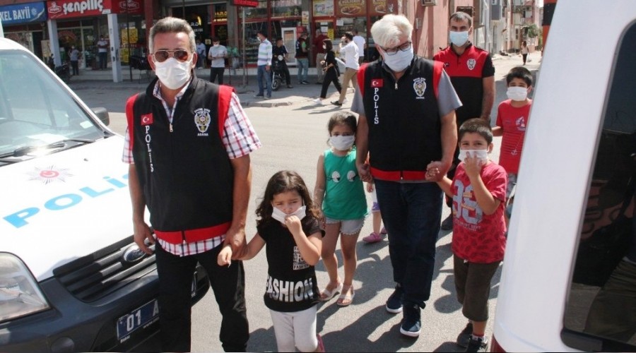 Çocukları okula çocuk polisi götürdü