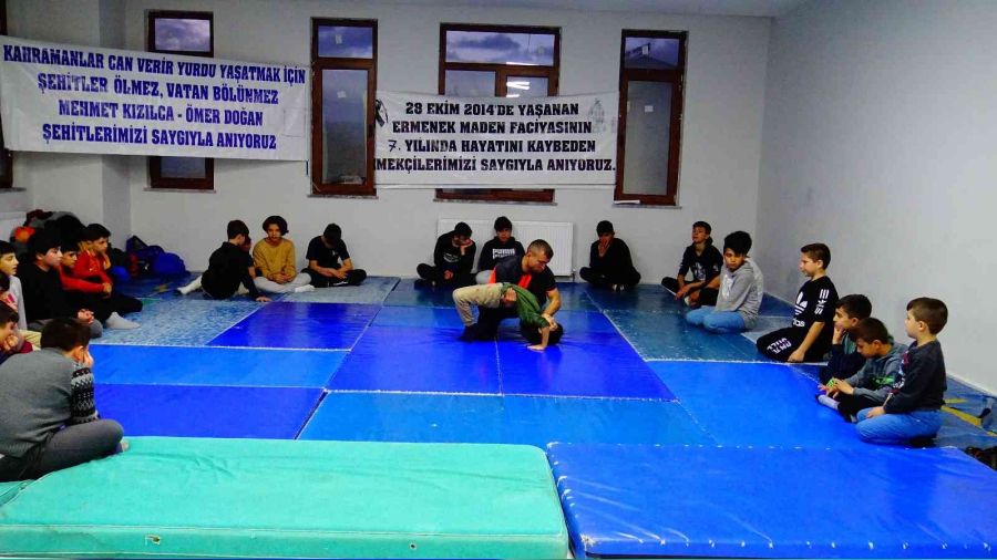 Çok sevdiği ata sporunu çocuklara sevdiriyor