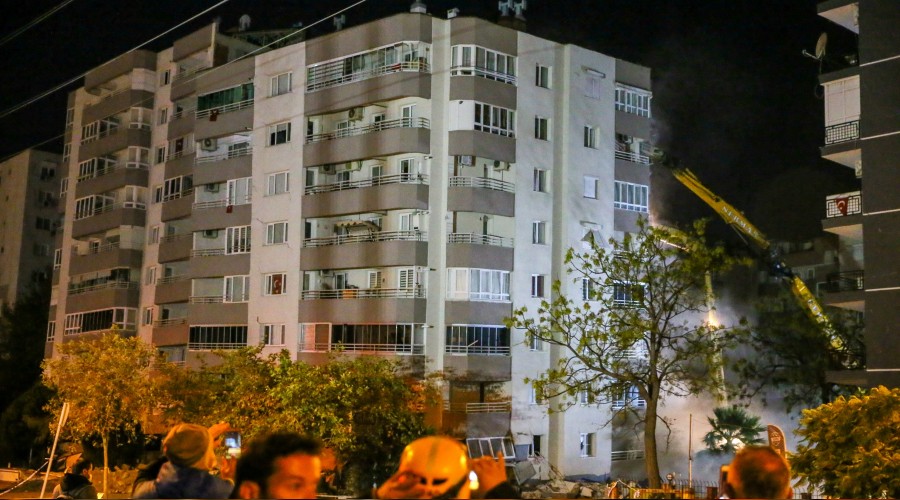 ��ken apartman y�k�l�yor