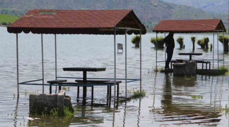 Çöl gibiydi, şimdi kamelyalar sular altında kaldı