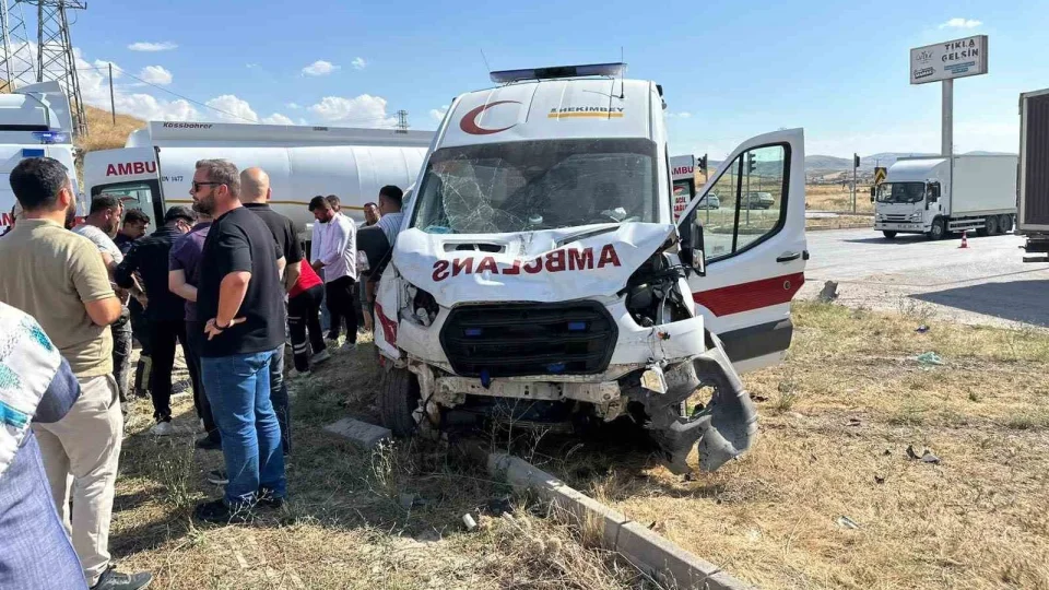 �orum'da ambulans ile cip �arp��t�: 5 yaral�