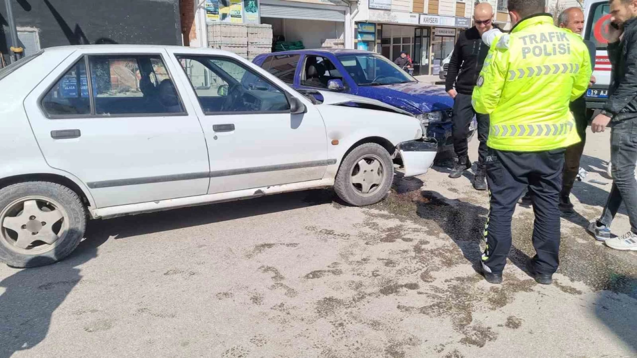 Çorum'da iki otomobil çarpıştı: 2 yaralı