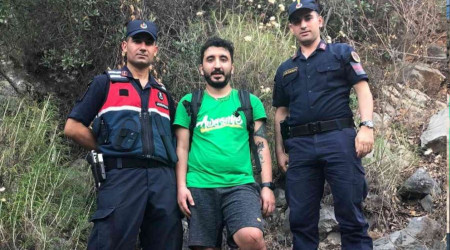 Dağda mahsur kalan adam jandarma ekiplerince kurtarıldı