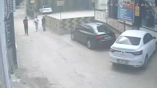 Darbedilen kadını kurtarmak isteyen gencin bıçaklı saldırı