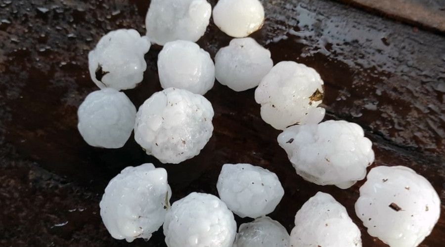 Datça'ya fındık büyüklüğünde dolu yağdı