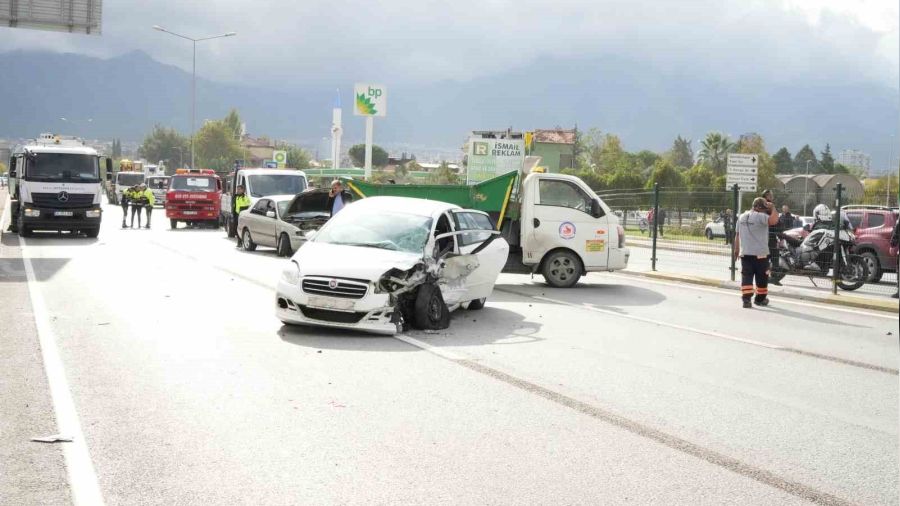 Denizli'de karşı şeride geçen araç dehşet saçtı: 8 yaralı