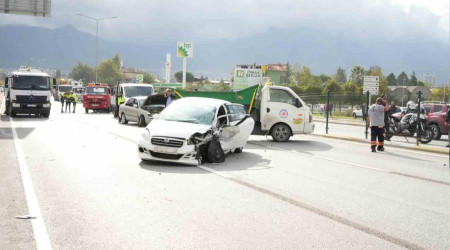 Denizli'de karşı şeride geçen araç dehşet saçtı: 8 yaralı