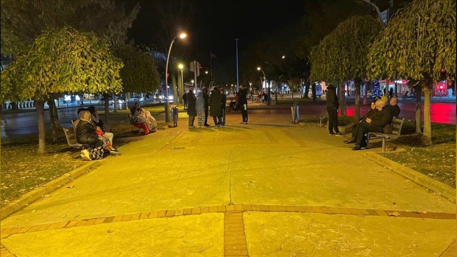 Deprem nedeniyle ��ken bina yok