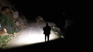 Deprem sonrası heyelan yolu kapattı