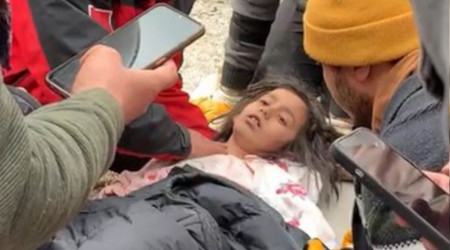 Depremin 106'ncı saatinde 2 kız çocuğu ve anne enkazdan sağ çıkarıldı