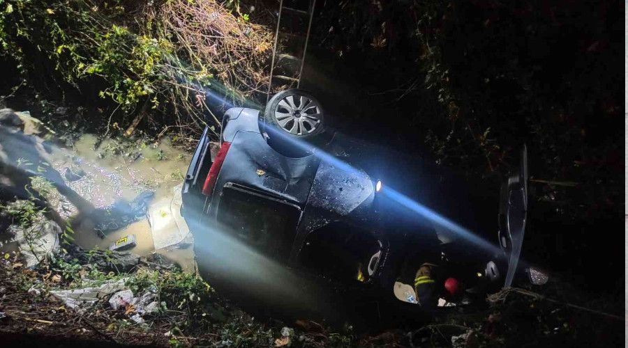 Dereye u�an ara�ta s�k��an kad�n� itfaiye ve AFAD ekipleri kurtard�