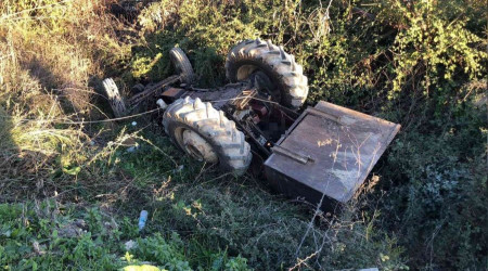 Devrilen traktörün altında kaldı