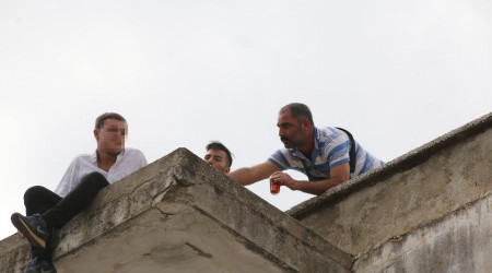 Dikkatini çay bardağıyla dağıtıp kurtardılar
