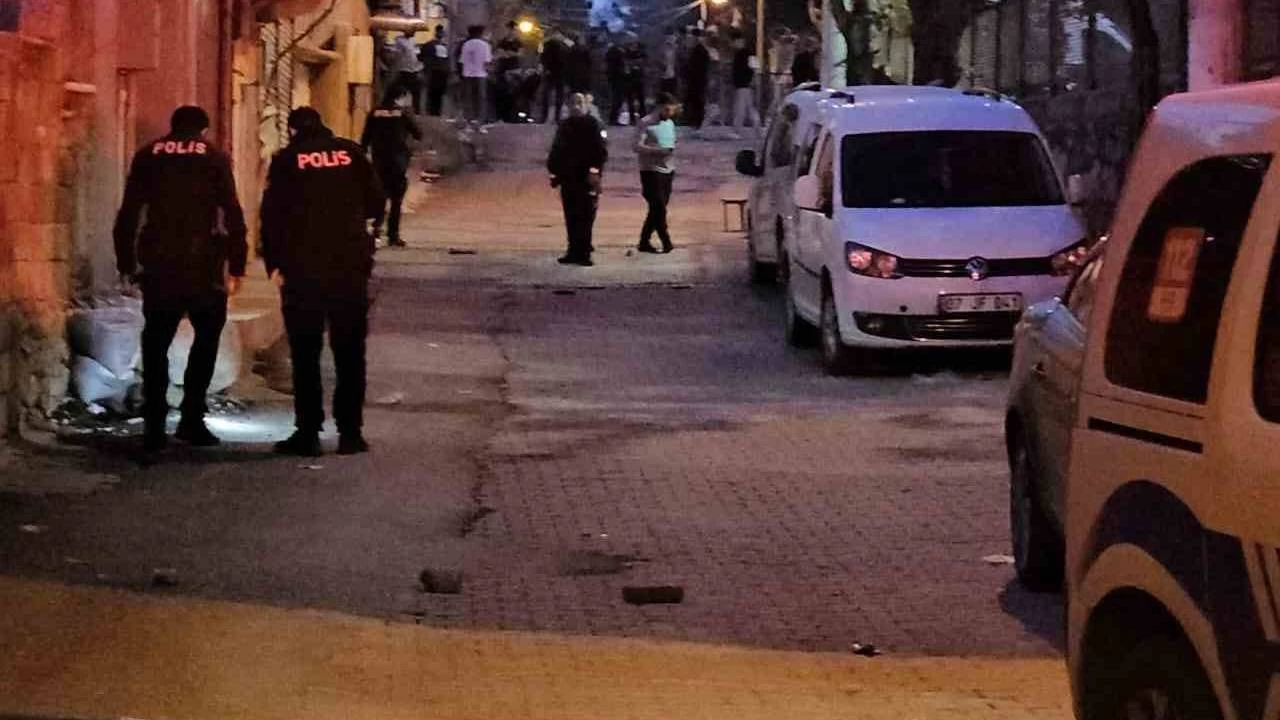 Diyarbak�r'da �ocuklar�n kavgas�na aileler kar��t�: 1 �l�, 7 yaral�