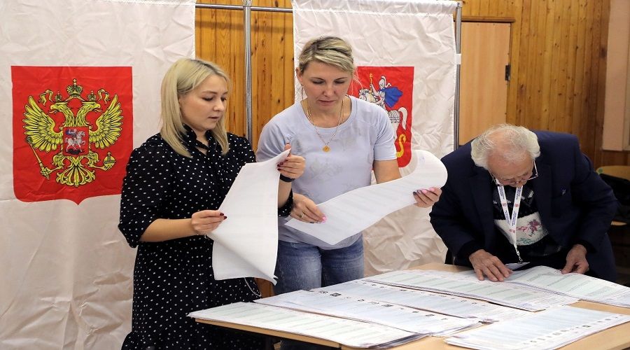 Duma se�imlerini Putin'in partisi �nde g�t�r�yor