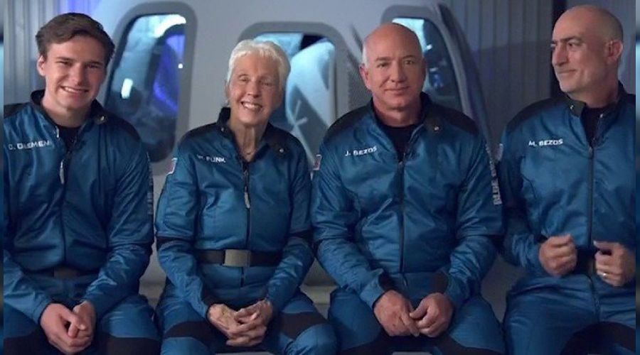 Dünyanın en zengin insanı Jeff Bezos uzaya seyahat etti