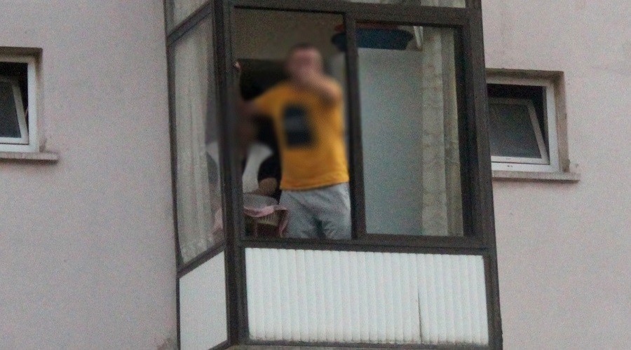 Dur ihtar�na uymad�, balkondan polisle tart��t�