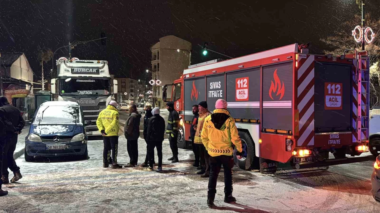 "Dur" ihtar�na uymad�, t�r� polislerin �zerine s�rd�