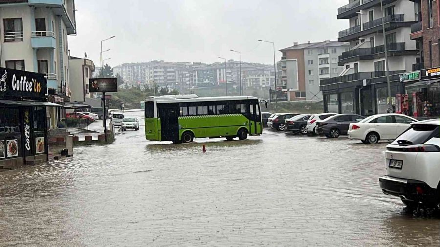 Düzce'de caddeler göle döndü