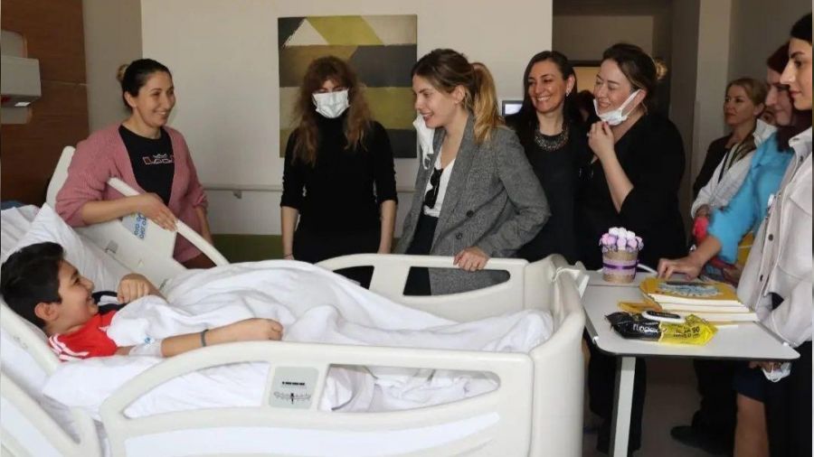 Eda Ece ve arkadalar depremzede ocuklarn unutmad