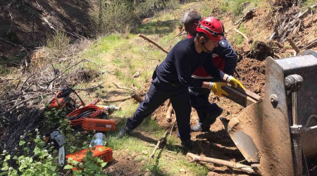 Edremit'te devrilen traktörün altında kalan kadın hayatını kaybetti