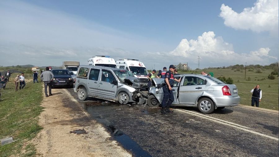 Eflani'de cenaze yolunda kaza: 2 ölü, 3 yaralı