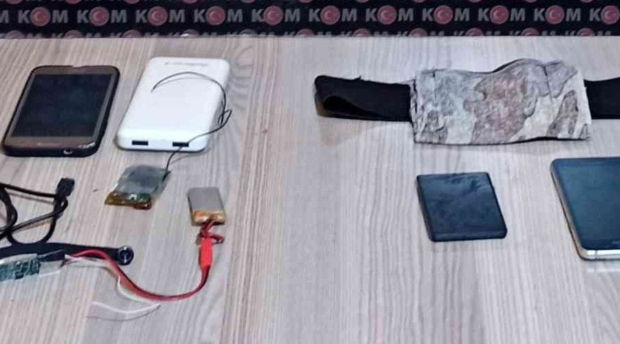 Ehliyet sınavında kamera ve kulaklıkla yakalandı