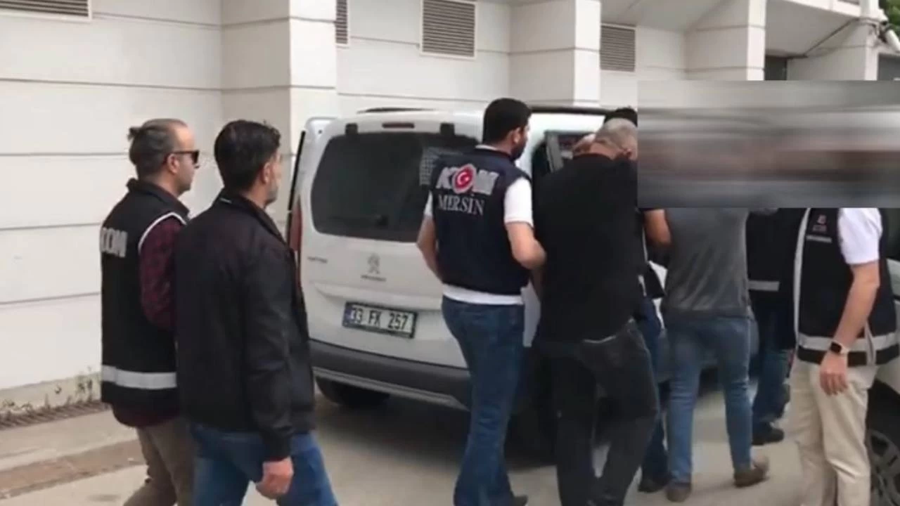 Ehliyet s�nav�nda �zel d�zenekle kopya �ektiren 5 ��pheli tutukland�