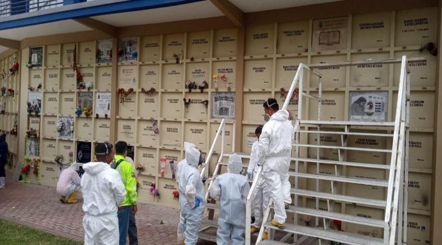 Ekvador'da ölüler mezardan çıkarılıyor