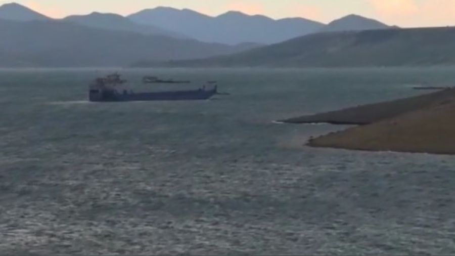 Elazığ'da fırtına feribotu sürükledi