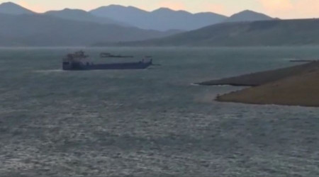 Elazığ'da fırtına feribotu sürükledi