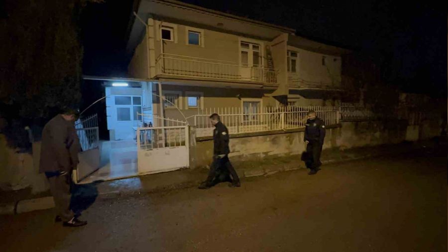 Elaz��l� 2 karde�e evlerinin �n�nde silahl� sald�r�