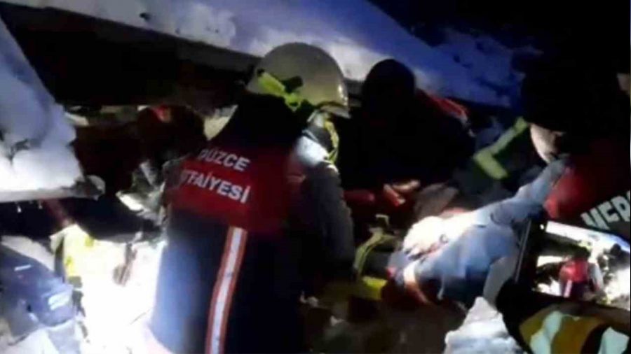 Elbistan'da 41 saat sonra enkazdan ��kard�lar