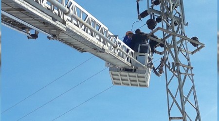 Elektrik direğine çıkan işçi öldü