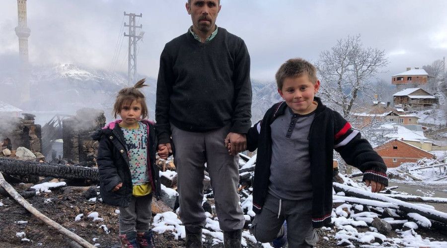 Elektrik konta��ndan ��kan yang�n baba ve 2 �ocu�unu evsiz b�rakt�