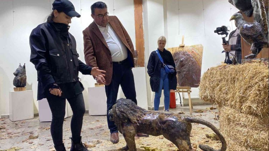 Elektrikli testere ile yapt��� vah�i do�a heykelleri sergiledi