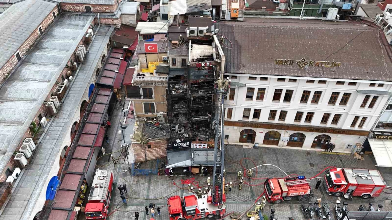 Eminönü'nde çıkan yangında restoran kullanılamaz hale geldi