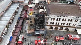 Eminönü'nde çıkan yangında restoran kullanılamaz hale geldi